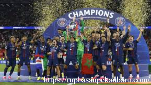 Banjir Bonus! PSG Sukses Pertahankan Gelar Juara Liga Champions, Kantongi Ratusan Miliar Rupiah - Paris Saint-Germain (PSG) resmi mengukuhkan diri sebagai raja Eropa untuk kedua kalinya secara beruntun. Pada final Liga Champions 2025/2026 yang digelar di Puskás Aréna, Budapest, Sabtu (30/5/2026) malam WIB, Les Parisiens berhasil menaklukkan Arsenal melalui drama adu penalti dengan skor 4-3, setelah kedua tim bermain imbang 1-1 hingga babak tambahan selesai .